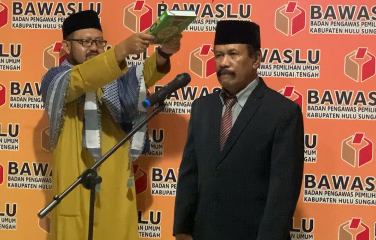 Amrullah Resmi Dilantik Sebagai PAW Bawaslu HST gantikan Meilinasari