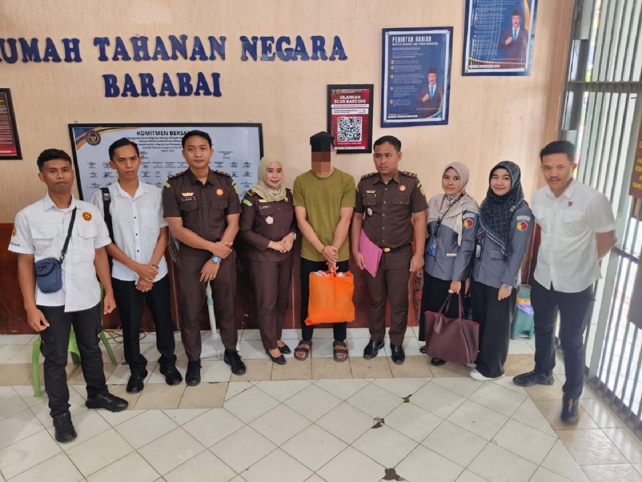 Foto bersama saat eksekusi terdakwa kasus politik uang