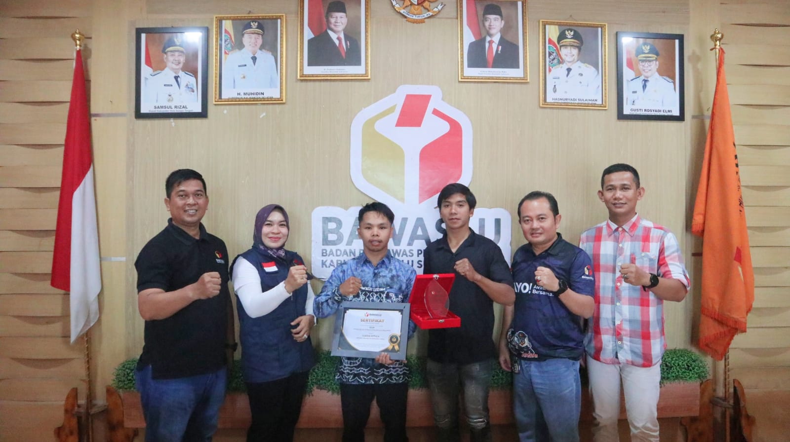 Foto bersama penyerahan penghargaan Pengawas TPS Berkinerja Terbaik