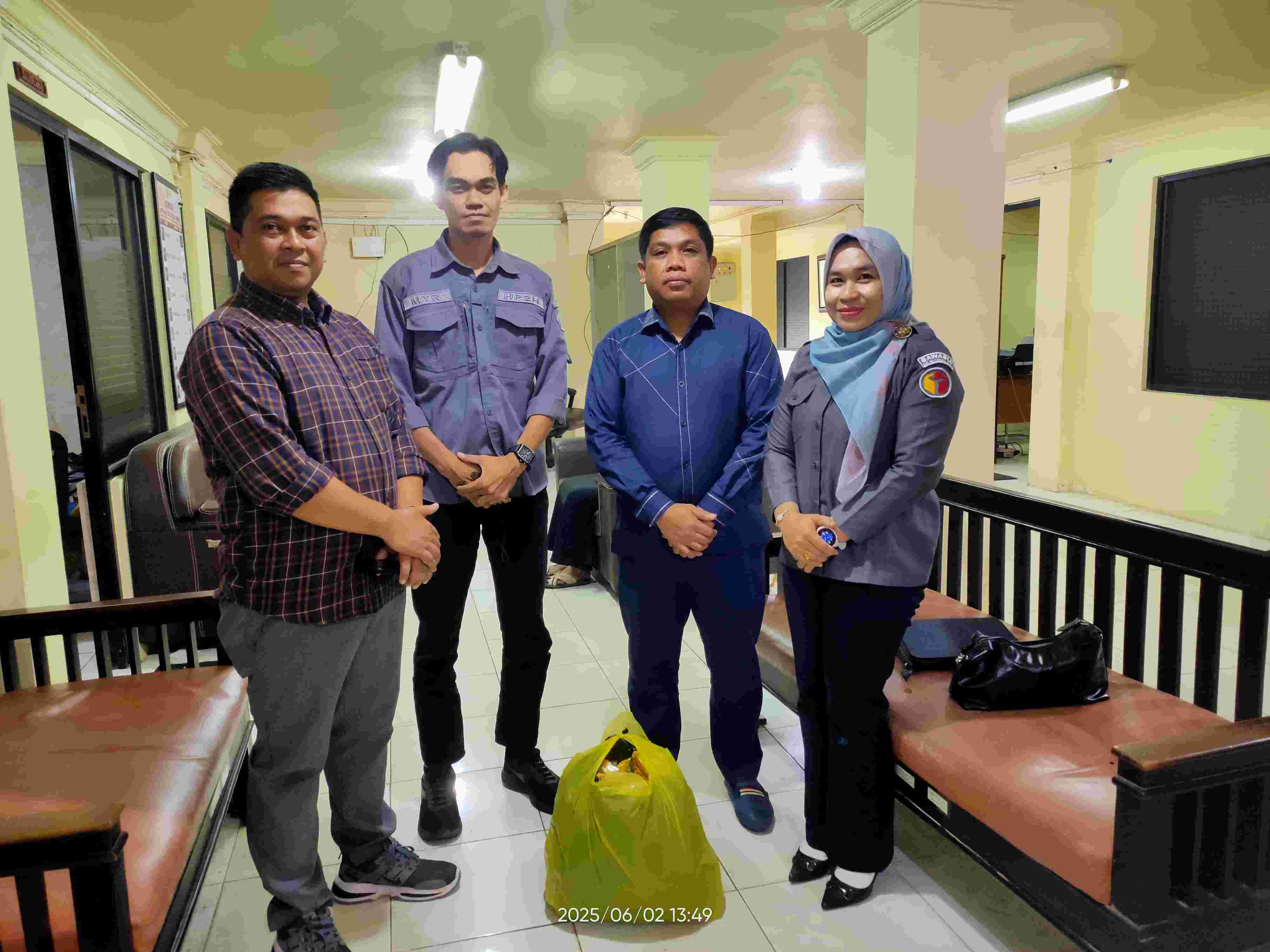 Foto bersama Bawaslu HST dengan Yajid Fahmi ketika pengembalian barang bukti