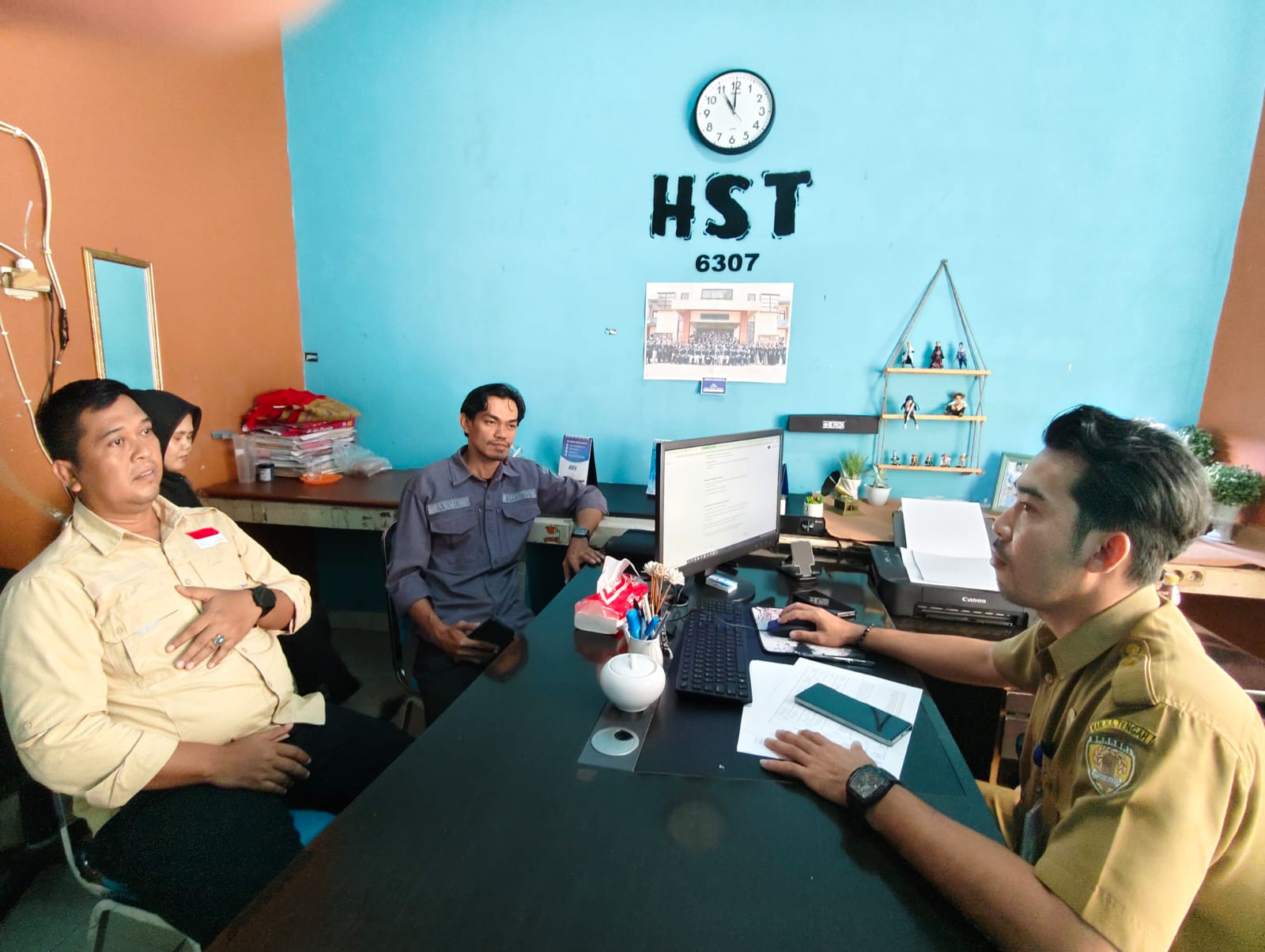Bawaslu dan Disdukcapil HST berdiskusi mengenai pemutakhiran data pemilih berkelanjutan 