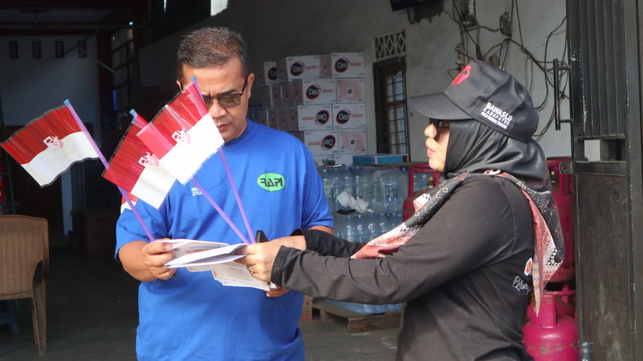 Ketua Bawaslu memberikan edukasi kepada warga mengenai pengawasan pemutakhiran data pemilih.