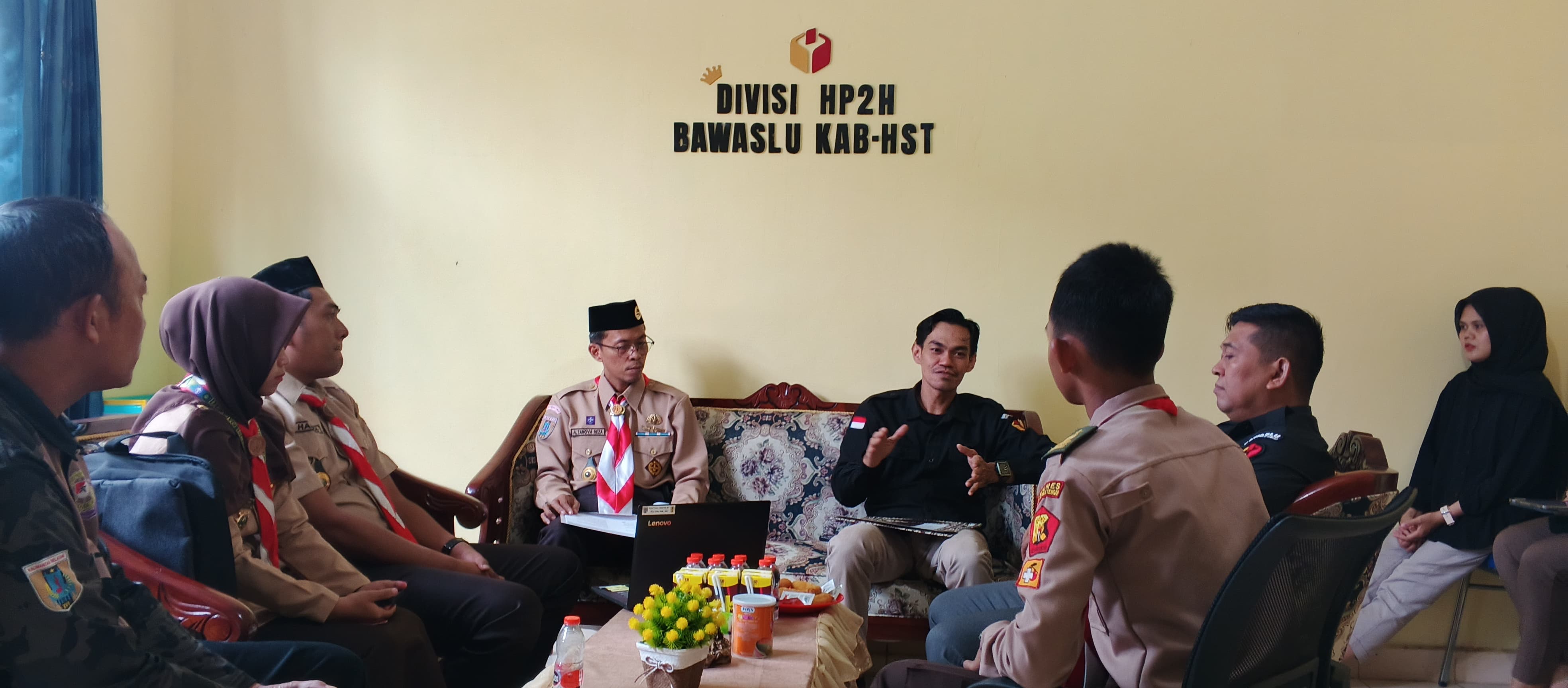 Bawaslu dan Kwarcab Gerakan Pramuka HST berdiskusi mengenai pengawasan partisipatif.