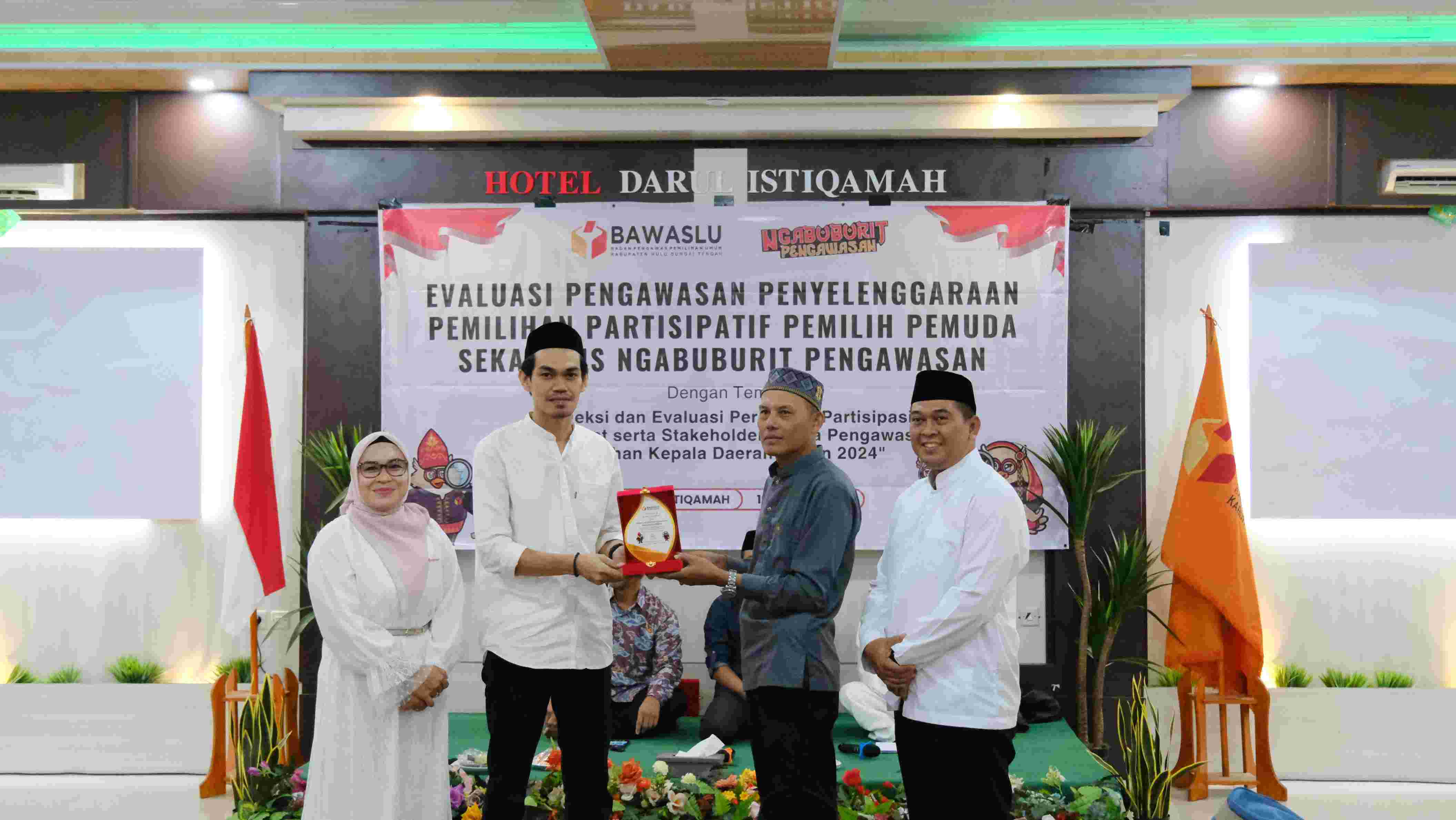 Penyerahan penghargaan kepada mitra pengawasan partisipatif 