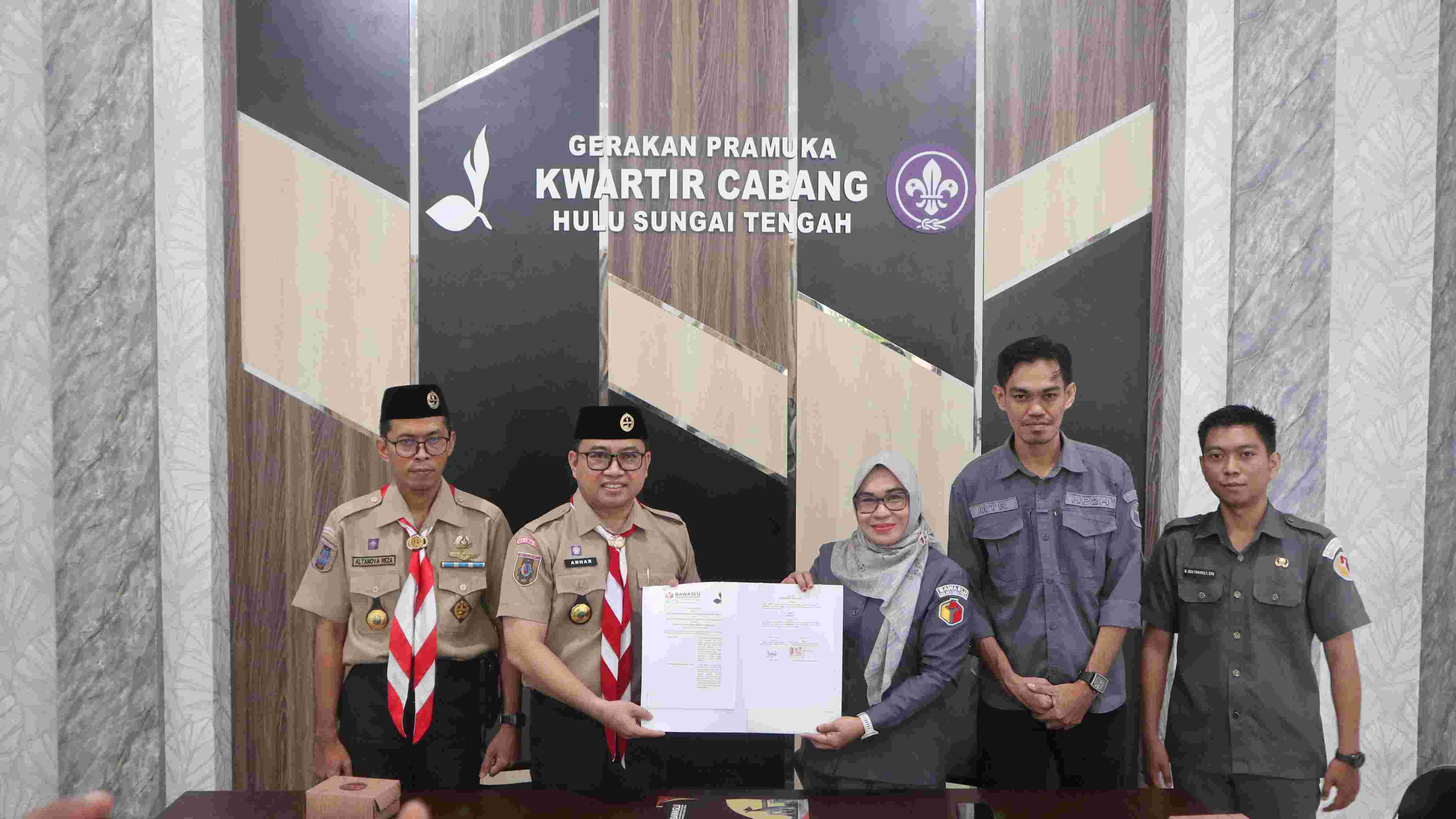 Foto Bersama Penandatanganan MoU Bawaslu dan Kwarcab Gerakan Pramuka HST
