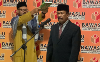 Amrullah Resmi Dilantik Sebagai PAW Bawaslu HST gantikan Meilinasari