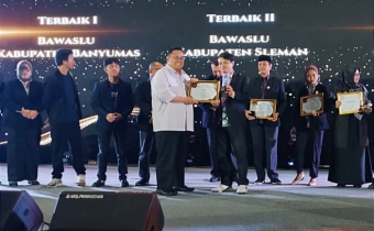 Bawaslu Kalsel terima penghargaan terbaik pertama kategori manajemen kehumasan