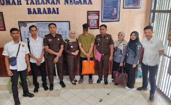 Foto bersama saat eksekusi terdakwa kasus politik uang