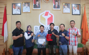 Foto bersama penyerahan penghargaan Pengawas TPS Berkinerja Terbaik