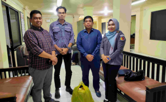 Foto bersama Bawaslu HST dengan Yajid Fahmi ketika pengembalian barang bukti