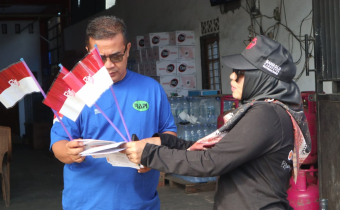 Ketua Bawaslu memberikan edukasi kepada warga mengenai pengawasan pemutakhiran data pemilih.