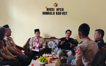 Bawaslu dan Kwarcab Gerakan Pramuka HST berdiskusi mengenai pengawasan partisipatif.