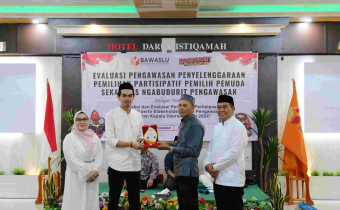 Penyerahan penghargaan kepada mitra pengawasan partisipatif 