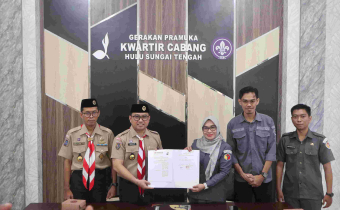 Foto Bersama Penandatanganan MoU Bawaslu dan Kwarcab Gerakan Pramuka HST
